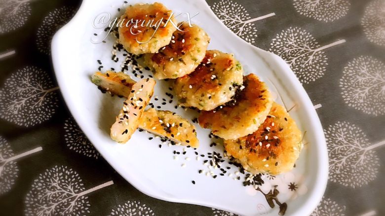 藕丁虾饼,藕丁虾饼出锅了,撒上黑芝麻,鲜香适口,虾仁的软糯,藕丁的清脆,美味无比!