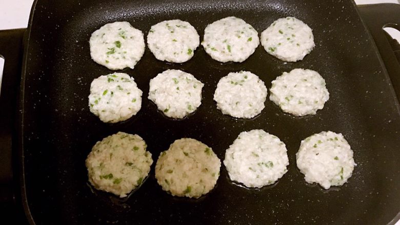 藕丁虾饼,锅内加入大豆色拉油烧热后加入虾饼,温火煎制