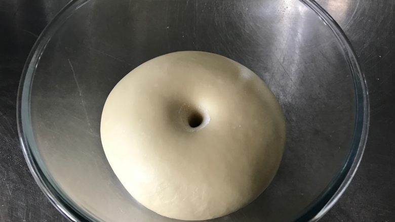 软绵绵吐司,大约发酵1小时至面团变两倍大,手指戳洞,洞周围不回缩不塌陷即可