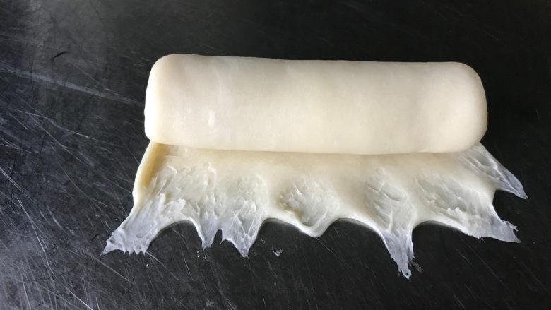 软绵绵吐司,面饼从上之下卷起。底部用手指压薄,有助于粘合