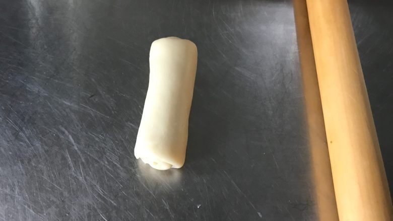 软绵绵吐司,松弛好的面卷竖着放在案板上
