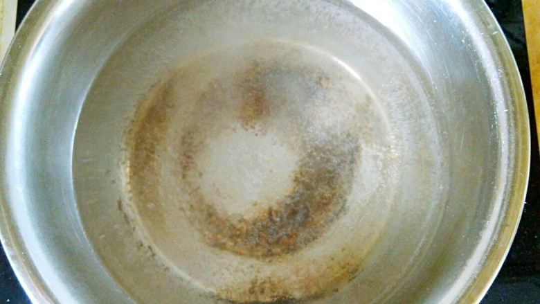 拌苦瓜,锅添水烧开,加一小勺盐,几滴豆油