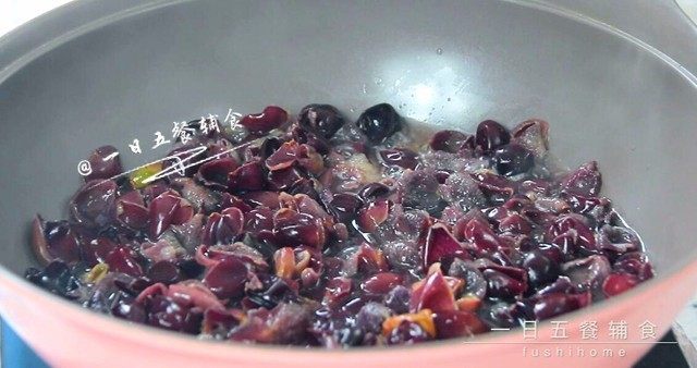葡萄果酱,向锅中倒入约150毫升清水,放入葡萄皮煮。
🌻小贴士:水的多少不用刻意去量,稍稍有漫过一半的葡萄就好。