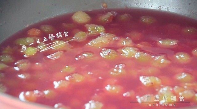 葡萄果酱,葡萄皮全部捞出,加葡萄肉,葡萄汁也全部加入哦。
