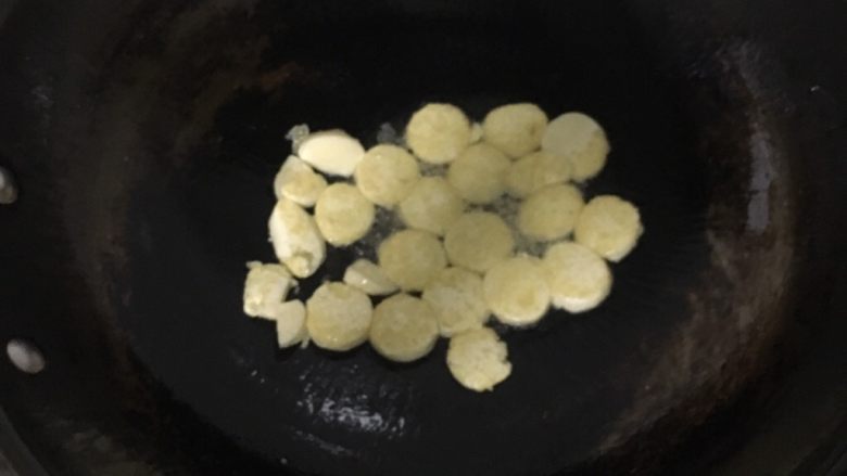 肉片炒金针菇、日本豆腐,金针菇过水的时候就可以把<a style='color:red;display:inline-block;' href='/shicai/ 477'>日本豆腐</a>煎起来,两面都要煎至金黄,煎好后先盛到盘子上待用