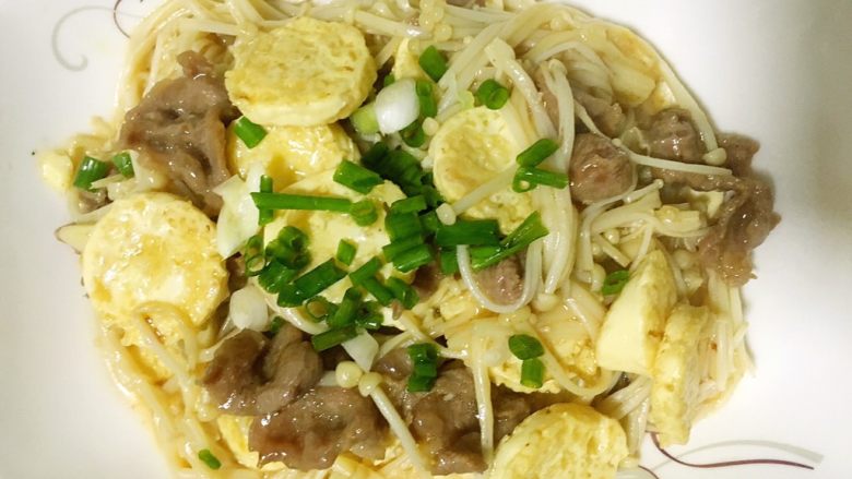 肉片炒金针菇、日本豆腐,盛上盘子,放点葱花,完成!