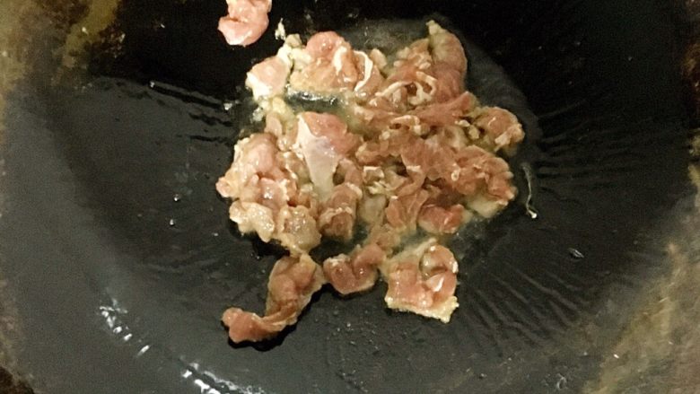 肉片炒金针菇、日本豆腐,炒瘦肉,油热放肉,翻炒两下就盛到盘子上待用