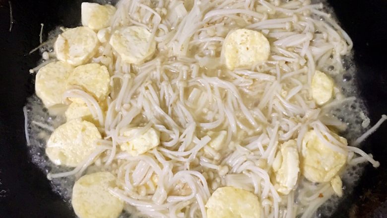 肉片炒金针菇、日本豆腐,锅里放油,把已岀过水的金针菇和煎好的日本豆腐一起翻炒,然后加半碗水煮两分钟