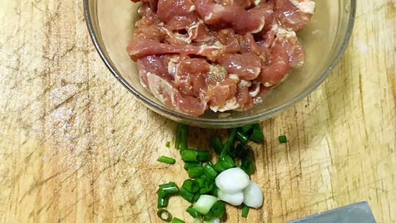 肉片炒金针菇、日本豆腐,瘦肉放入盐,生抽,生粉,油先腌制20分钟
