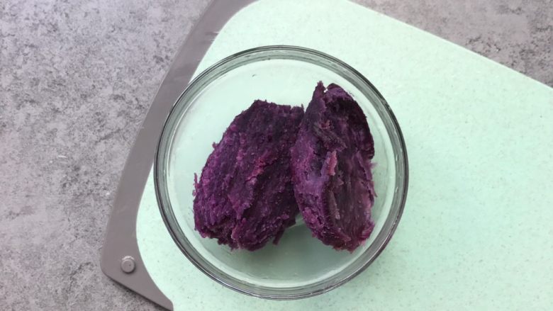苦瓜酿紫薯,紫薯蒸熟去皮,不去皮蒸可以保留紫薯水份不流失,口感更好