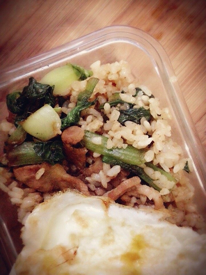 有菜有肉的工作便当,翻炒一刻钟差不多可以起锅,开吃