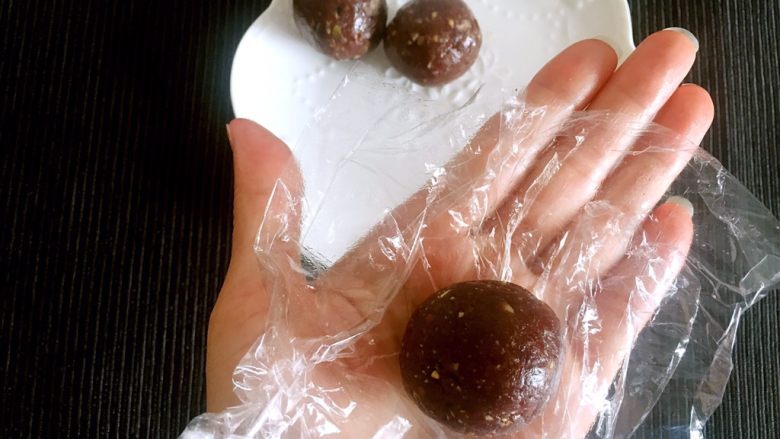韩式南瓜🎃小月饼,将拌匀的月饼馅平均分出十份,每个大概33克左右,分别搓圆,用保鲜膜逐个包好,密封冷冻保存,一定要冷冻。第二天使用。