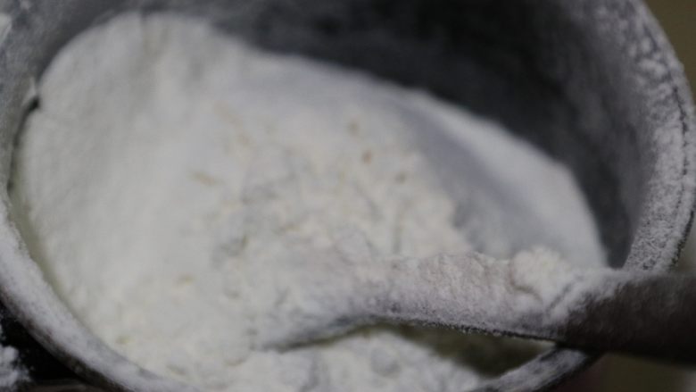 泡芙塔,沸腾离火立刻筛入低粉搅拌均匀,