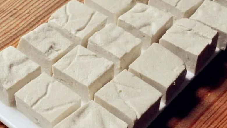 据说它是所有老公都怕的菜,不知你敢不敢试一下——韩式石锅豆腐,<a style='color:red;display:inline-block;' href='/shicai/ 465'>豆腐</a>切块