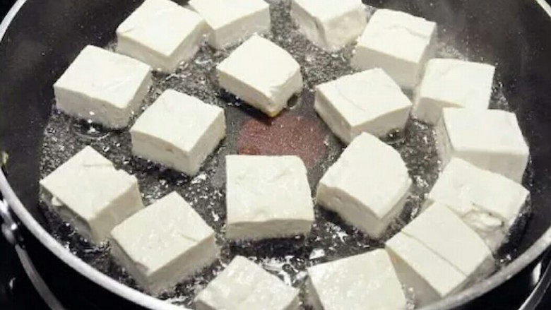 据说它是所有老公都怕的菜,不知你敢不敢试一下——韩式石锅豆腐,豆腐捞出空水,石锅倒少量油,豆腐放锅里煎