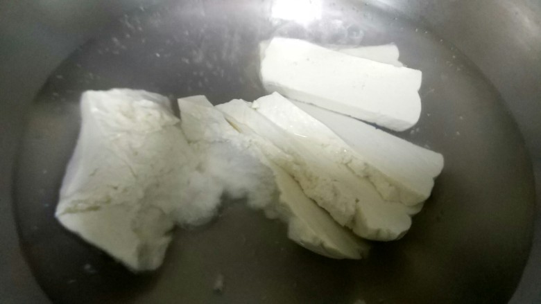 据说它是所有老公都怕的菜,不知你敢不敢试一下——韩式石锅豆腐,锅里烧开水,豆腐放里罩一下,这一步很关键,不能省!可以让豆腐更加软嫩又不易碎,所以不要怕麻烦