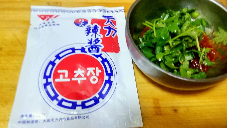 据说它是所有老公都怕的菜,不知你敢不敢试一下——韩式石锅豆腐,在等鸡蛋熟的期间准备辣酱,加葱花<a style='color:red;display:inline-block;' href='/shicai/ 131'>香菜</a>搅拌,适量水