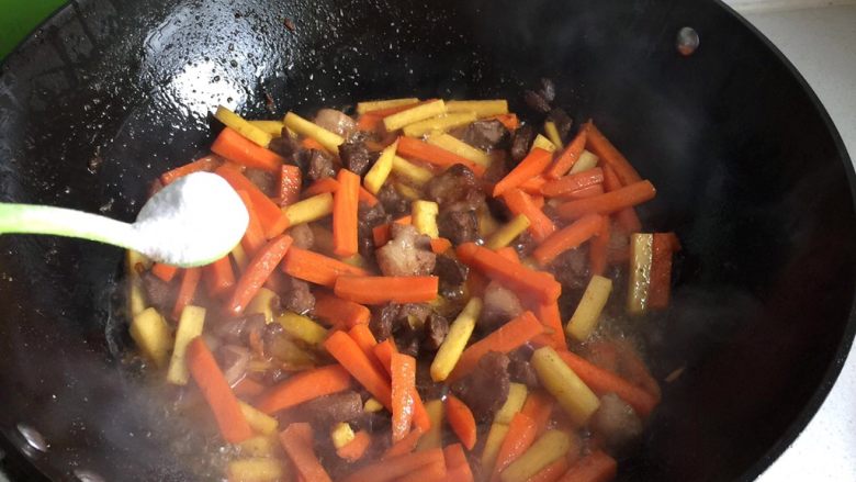 新疆碎肉抓饭,加盐;