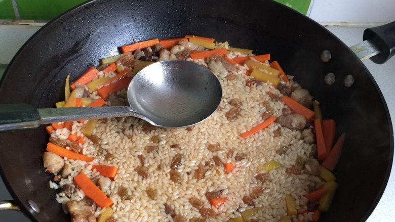 新疆碎肉抓饭,再用勺背抹平;