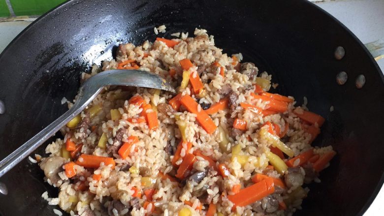 新疆碎肉抓饭,盖上锅盖焖一会,焖好的抓饭,拌匀即可。