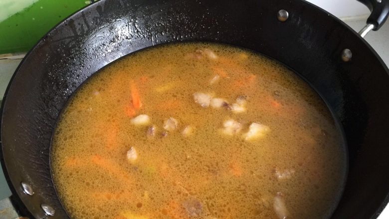 新疆碎肉抓饭,足量水,大火烧开,煮至萝卜熟透;