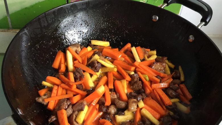 新疆碎肉抓饭,加胡萝卜,黄萝卜翻炒;