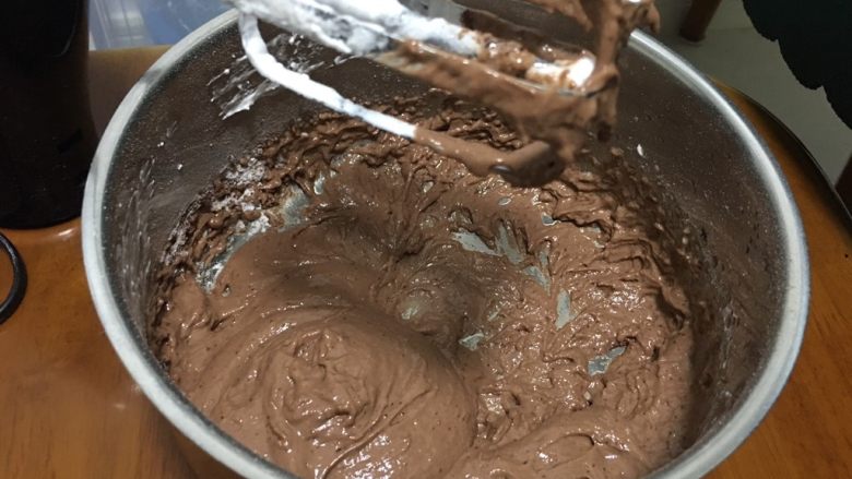 8寸可可戚风蛋糕,再用硅胶刮刀翻拌均匀