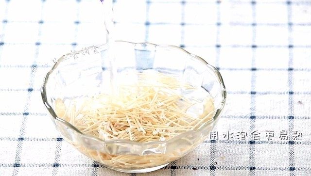 番茄木耳面,面条掰小段,用水泡会更易熟。用的无盐面条,特别是1岁以下宝宝还是推荐无盐,买面的时候关注下营养成分表中钠的含量。