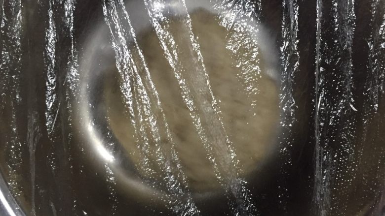 100%全麥麵包,靜置,蓋保鮮膜第一次發酵。夏天室溫30度以上的,40分鐘至1個小時。現在大部分烤箱都有發酵功能,40度,半小時左右。記得放碗熱水增加濕度。