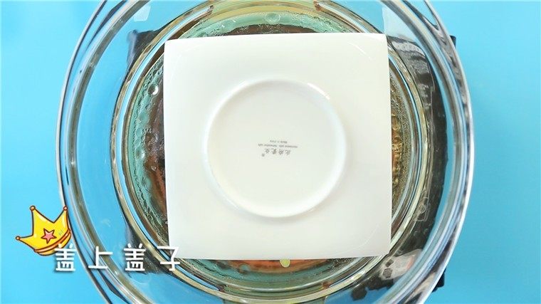 山药蒸肉,盖上盘子，继续蒸20分钟。
ps：盖盘子能够防止水汽的进入，表面蒸的更平整一点。