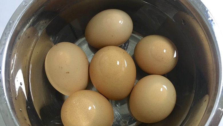 酱油卤蛋,鸡蛋洗净(如果是冷藏蛋,建议提前取出回回温)