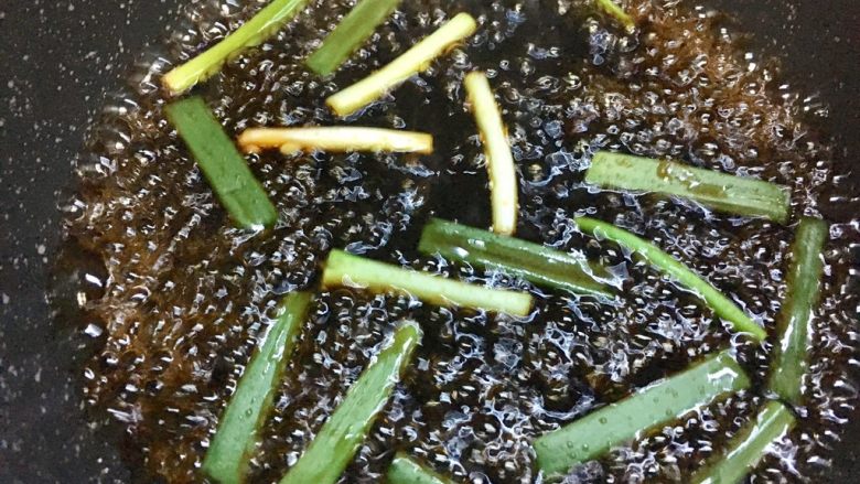 酱油卤蛋,小火煮开,倒出放凉