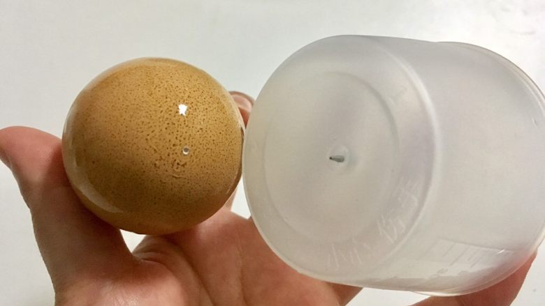 酱油卤蛋,鸡蛋大头部分用针戳个洞(这头里面有膜,戳一下防裂,图为煮蛋器的配针)
