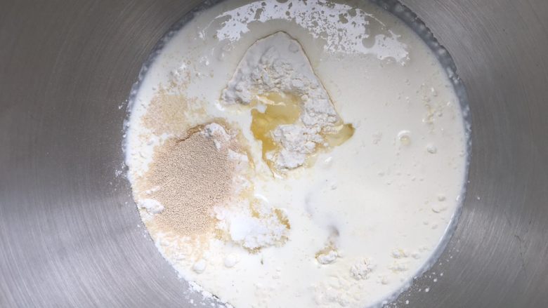 紫薯奶油辫子吐司(奶油直接法),将所有原料一次性全部放入揉面桶(紫薯不要放)
