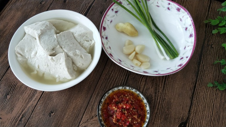 素烧豆花,食材如图示,没有<a style='color:red;display:inline-block;' href='/shicai/ 6092'>剁椒酱</a>用豆瓣酱代替
