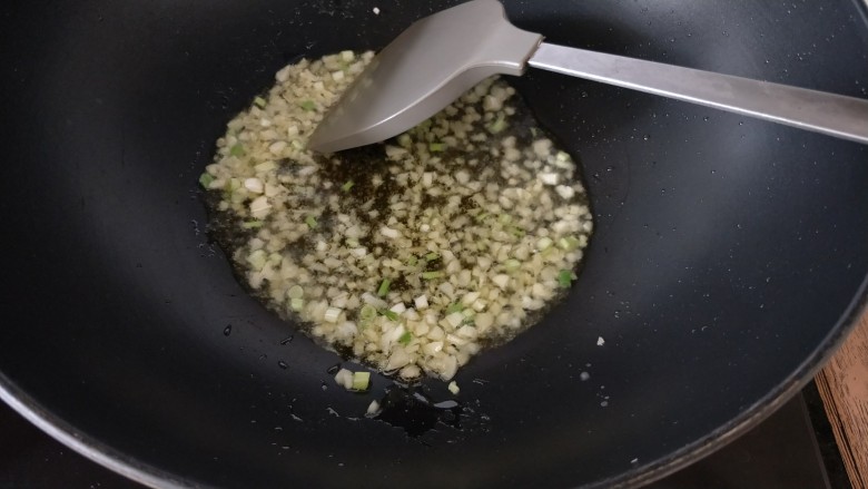 素烧豆花,放入姜蒜末和葱白炒出香味