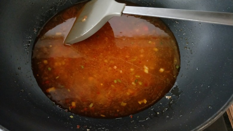 素烧豆花,加入高汤或清水煮开,水量刚好可以没过<a style='color:red;display:inline-block;' href='/shicai/ 4524'>豆花</a>为宜
