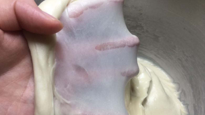 紫薯奶油辫子吐司(奶油直接法),厨师机连续揉20分钟,直至完全阶段,可以拉出手套膜,加淡<a style='color:red;display:inline-block;' href='/shicai/ 886'>奶油</a>的面团油量还是比较大的,很容易出膜