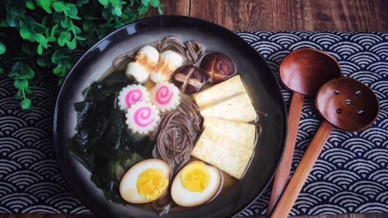 荞麦味噌拉面,放入所有食材凹个造型