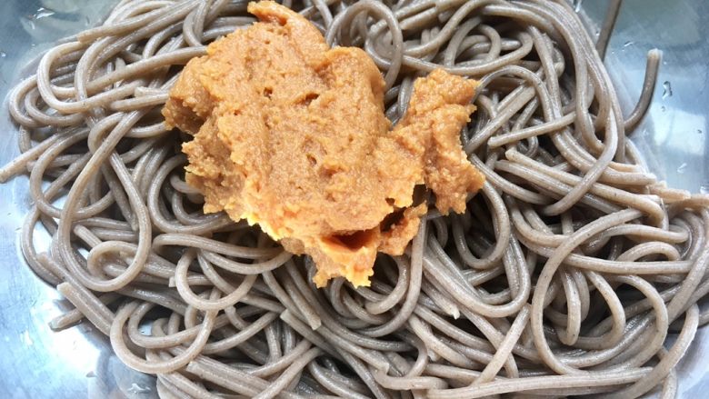 荞麦味噌拉面,倒出水,将味噌放进面里