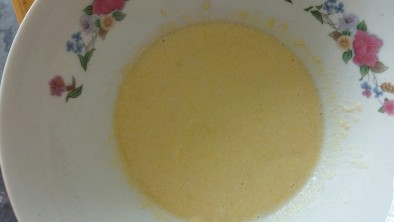 棒棒糖海豚饭,边加水边搅拌,调好的面糊浓度以用勺子舀起往下掉,刚好能成一条不间断的线为宜