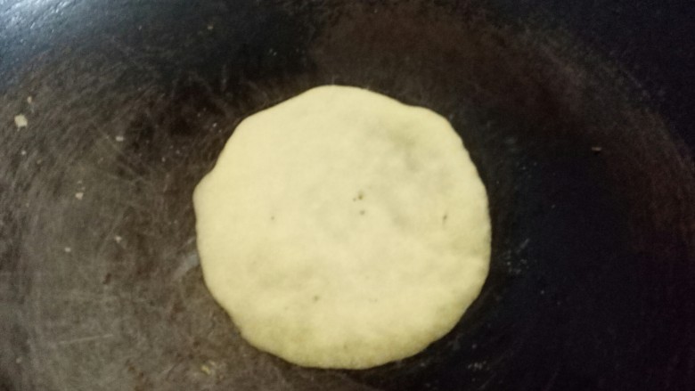 棒棒糖海豚饭,平底锅微热,用勺子舀一勺面糊垂直倒入,轻轻晃动锅使面糊呈圆形,小火煎