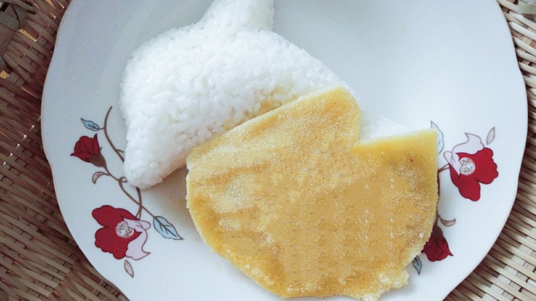 棒棒糖海豚饭,用玉米饼盖住土豆丝,切掉多余的部分