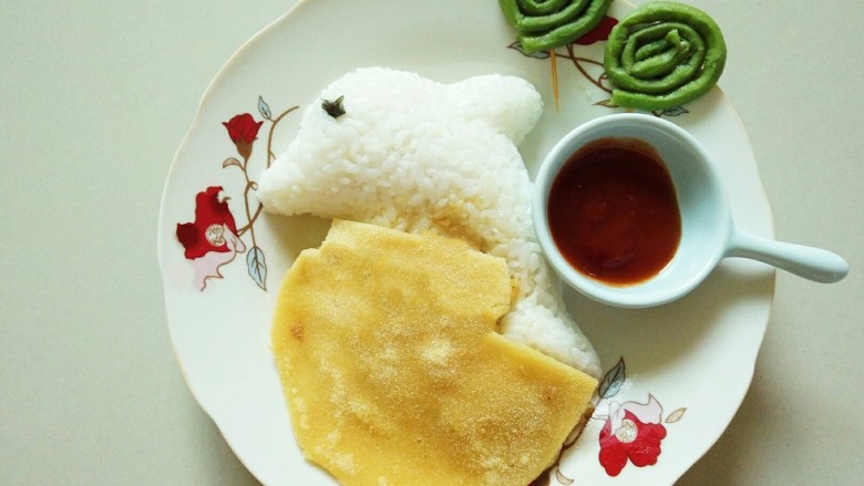 棒棒糖海豚饭,摆上豇豆棒棒糖,倒点番茄酱,蘸着吃