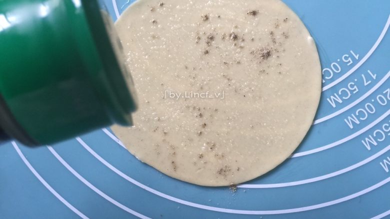 饺子皮葱油饼,根据个人口味,撒上适量的黑胡椒粉