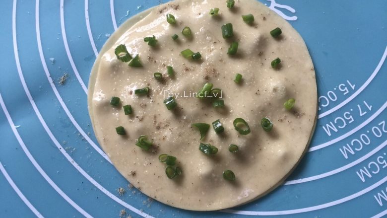 饺子皮葱油饼,接着盖上第二张饺子皮,重复步骤3至步骤6的做法