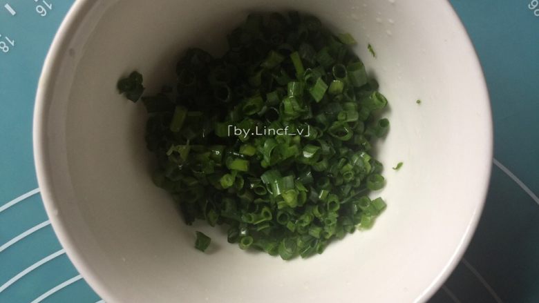 饺子皮葱油饼,先将葱洗净后晾干取葱绿,切成细小葱花待用