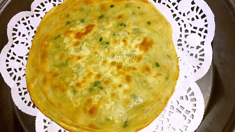 饺子皮葱油饼,烙好的葱油饼放到吸油纸上吸掉多余油份,使吃起来没那么油腻