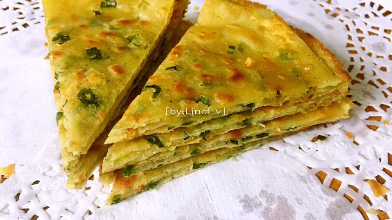 饺子皮葱油饼,然后切小片即可食用。脆脆的,一层层的酥脆感,脆韧的口感,夹带葱香,美味可口~