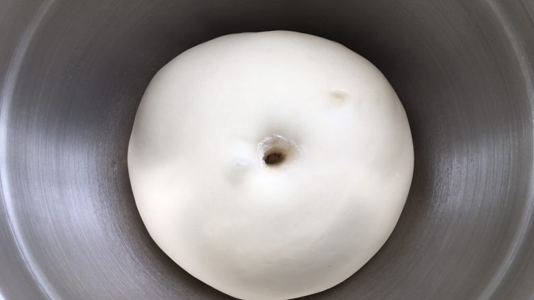 紫薯奶油辫子吐司(奶油直接法),面团发至约2倍大,手指沾面粉在面团上戳个洞,无回缩无塌陷就好了